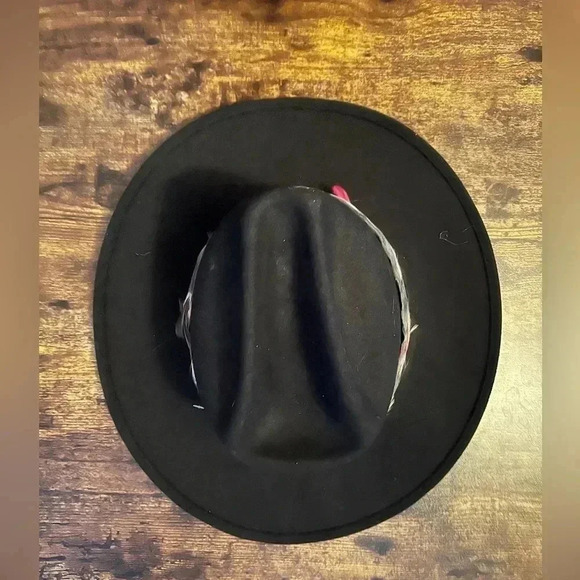 Unisex wool hat with natural feather band. 100% black wool. Size: M. - Picture 2 of 16